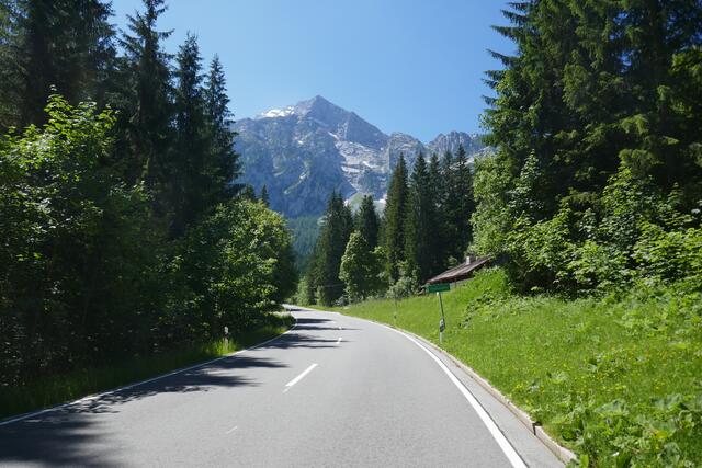 Auf der Rossfeldstraße beim Ofenboden mit Blick auf den Göll.  | Foto: Thomas Neuhold