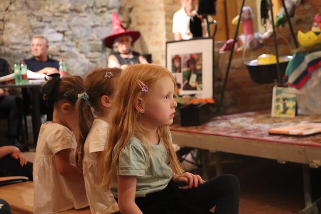 Kinder lieben es, wenn Geschichten vorgelesen werden. Erwachsene auch, wie der Vorlesetag in Kalsdorf bewies. | Foto: Edith Ertl