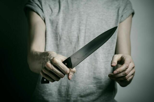 Ein 30-Jähriger soll Polizisten mit einem Messer bedroht haben. | Foto: PantherMedia/shalunx13