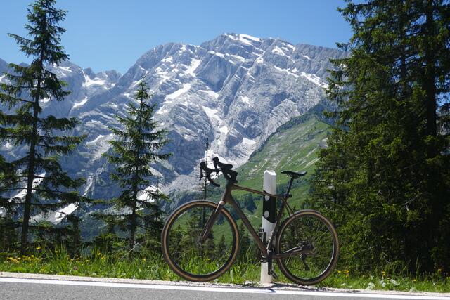 Rossfeldstraße mit Blick in die Göll-Ostwand.  | Foto: Thomas Neuhold