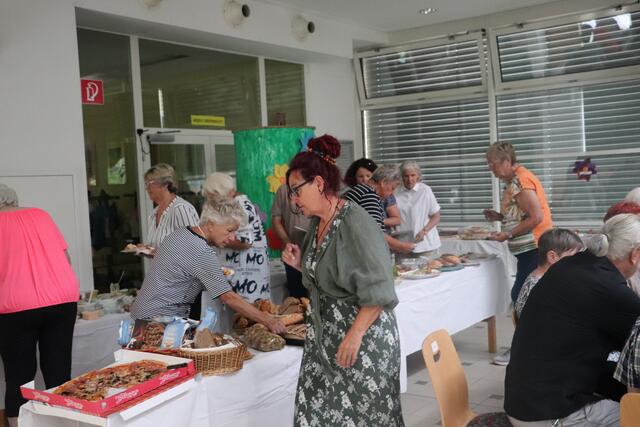 Für das Pinkerl-Buffet brachte jeder Teilnehmer etwas mit, was dann gemeinsam verspeist wurde.  | Foto: Edith Ertl