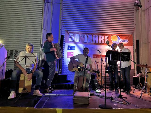 Ein Highlight des Abends: Der erste öffentliche Auftritt der Tennis Combo seit 17 Jahren.  | Foto: Elisabeth Zangerl 