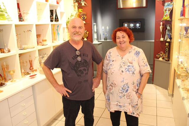 Die beiden stolzen Glaskünstler Fritz und Renate Prehal vor ihren Kunstwerken | Foto: Patrick Marcher