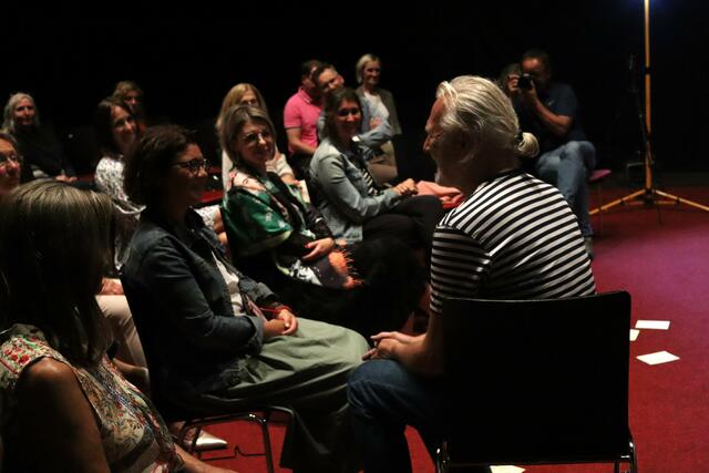 Teils wurden auch Menschen aus dem Publikum für kleine Nebenrollen eingespannt.  | Foto: Elisabeth Zangerl 