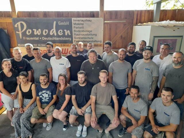  Dank und Anerkennung für die MitarbeiterInnen der Fa Powoden in Frauental.  Seniorchef Kurt Powoden als Grillmeister!
 | Foto: Powoden 