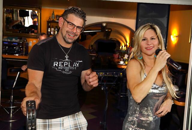 DJ Mike und Sueli de Melo. | Foto: Roland Pössenbacher