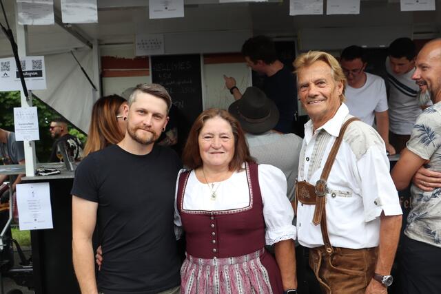 Patrick Birnstingl mit seiner Mutter Melitta und GR Rudi Höller. | Foto: Edith Ertl