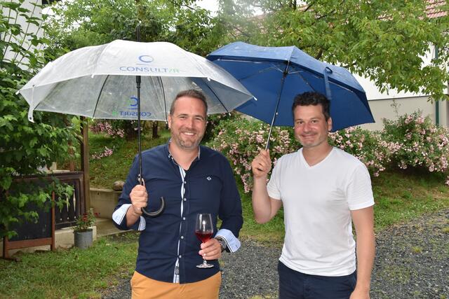 Gut gerüstet mit Regenschirm und einem Glaserl Wein hielt die gute Laune. | Foto: Michael Strini