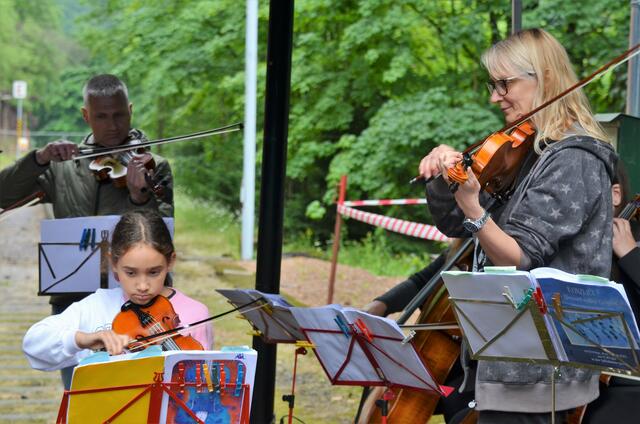 Themenfahrt "Sommerkonzert" der Erzbergbahn mit der Musikschule Leoben. | Foto: WAFO