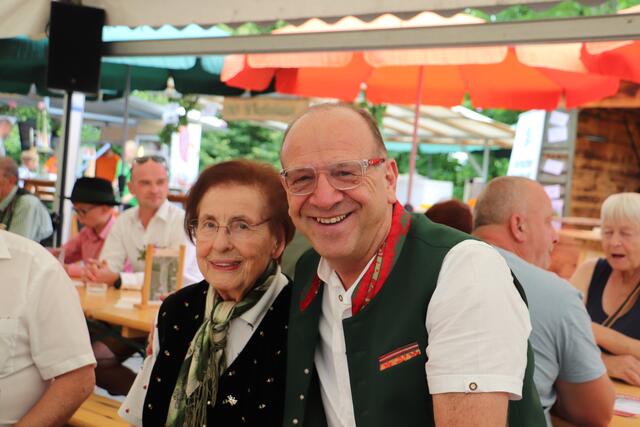 Seniorenbund-Bezirksobfrau Rosalia Tantscher mit Bartholomäs Bgm. Josef Birnstingl | Foto: Edith Ertl