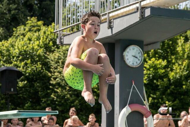 Der Arschbomben Contest begeistert Jung und Alt. | Foto: Lenzenweger
