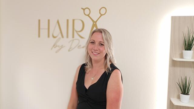 Denise Gurdet präsentiert ihren neuen Friseursalon in Burgauberg.