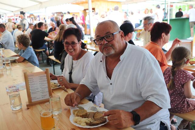 Kulinarisch tischten die Vereine von der Bartholomäer Strudelsuppe bis zum Bachforellenfilet regionale Köstlichkeiten auf.  | Foto: Edith Ertl
