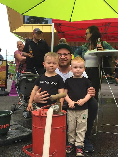 Luis und Luan versuchten sich mit Papas Hilfe beim Löschen. | Foto: Sandra Würfl