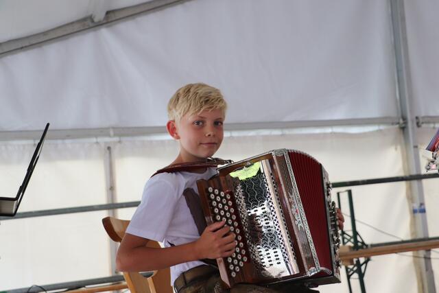 Maximilian Kogler (10) spielte auf der Harmonika auf. | Foto: Edith Ertl