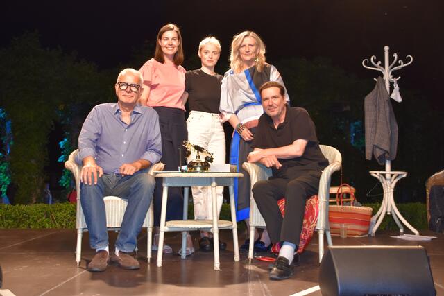 Harald Schmidt, Carina Hochebner, Marie-Luise Stockinger, Angelika Hager und Michael Maertens beim Schwimmenden Salon-Auftakt in Bad Vöslau. | Foto: Preineder
