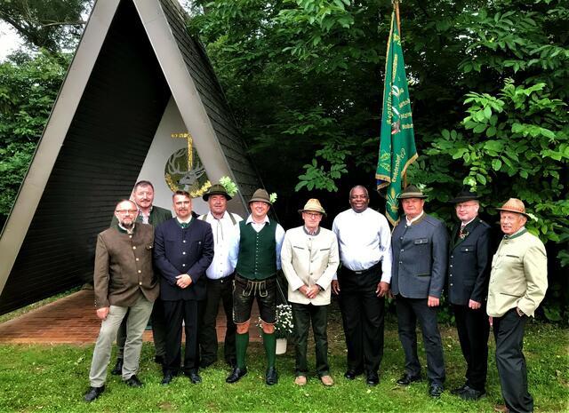 Herbert Ullmann vom Jagdhundeprüfungsverein Mistelbach, Oberschützenmeister Josef Kohzina vom Schützenverein Mistelbach, Hegeringleiter Gaweinsthal Christian Geppert, Jagdleiter Großebersdorf Alfred Mayer, Hegeringleiter Stellvertreter Thomas Meissl, Jagdleiter Hagenbrunn Walter Parzer, Großebersdorfs Pfarrer Lawrence Ogunbanwo, Hegeringleiter Wolkersdorf Josef Kau, Hornmeister Christian Pleil, Hegeringleiter a.D. Leopold Kein. | Foto: Christine Kohzina 