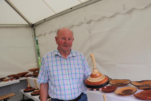 Alfred Hausegger präsentierte edle handgedrechselte Eisstöcke.  | Foto: Edith Ertl