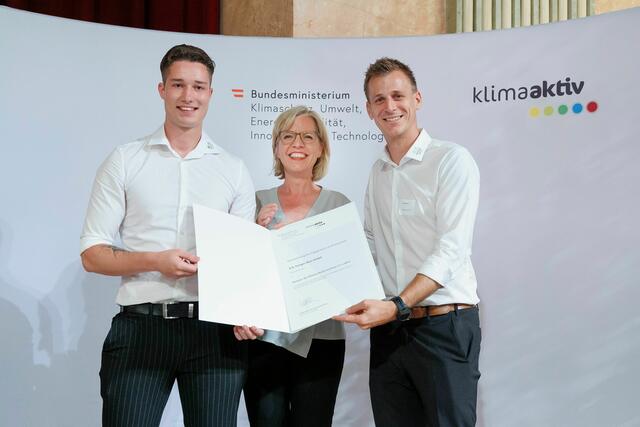 Überreichung der Auszeichnung: Manuel Stögerer Bundesministerin Leonore Gewessler, Harald Knor (v.l.). | Foto: klimaaktiv/APA-Fotoservice