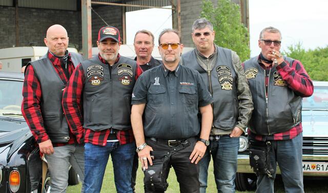 Der größte Harley-Davidsonhändler in Österreich Ferdinand Fischer und seine Crew kamen mit einem Rolls Royce-Oldtimer zu Besuch. | Foto: Claudia Seidl