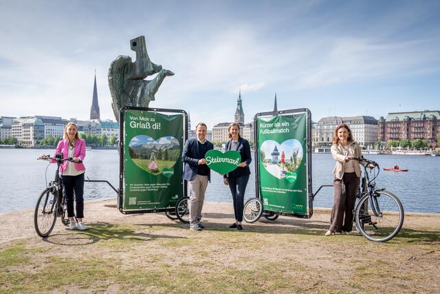 Auch in Hamburg ist das Steiermark-Herz schon bekannt, dafür haben Pamela Binder (Ausseerland), Michael Feiertag, LR Barbara Eibinger-Miedl, Susanne Haubenhofer (Graz) gesorgt. | Foto: Land Steiermark/Streibl