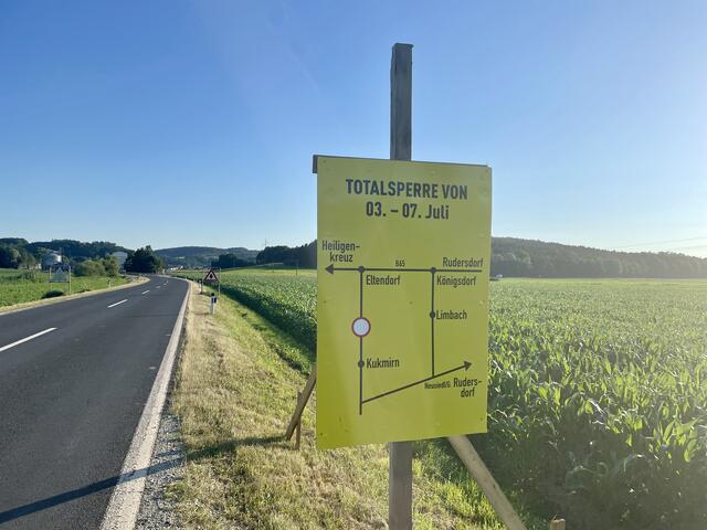 Grund für die Sperre ist die Sanierung der Landesstraße 406. Die Umleitung in Richtung Eltendorf erfolgt über Limbach und Königsdorf. | Foto: Elisabeth Kloiber