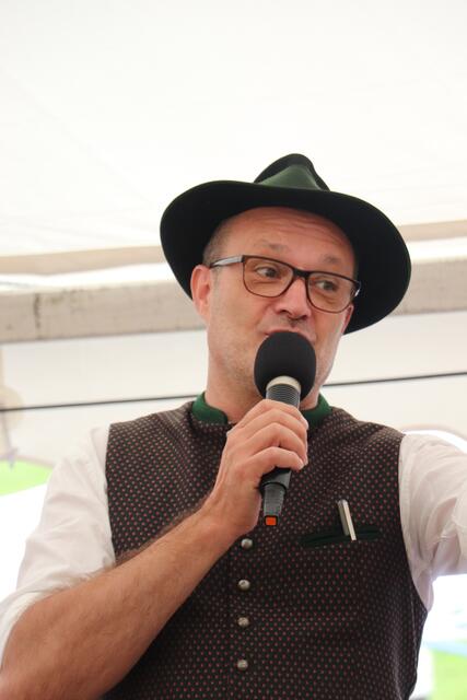 Radio-Moderator Paul Reicher ist ein Bartholomäer, er führte durch das Festprogramm.  | Foto: Edith Ertl