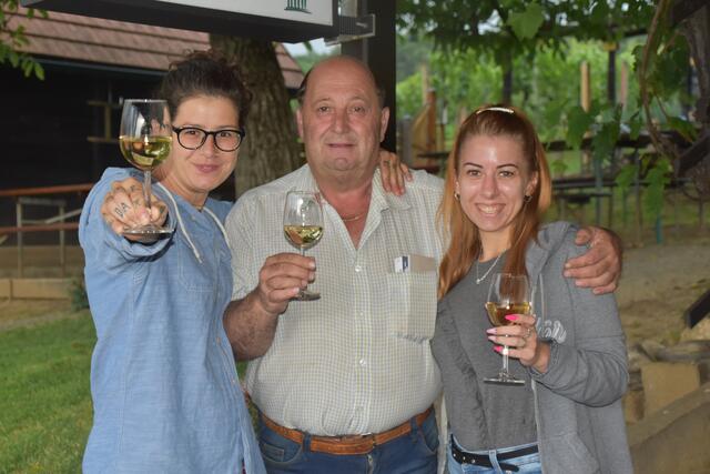 Gemütlichkeit und guter Wein: Brigitta, Winzer Sepp Oswald und Nora | Foto: Michael Strini