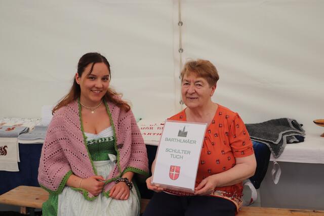 Larissa Dounik und Maria Dragan präsentierten gehäkelte Bartholomäer Schultertücher. | Foto: Edith Ertl