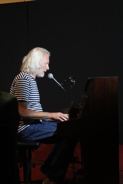 Peppi Spiss bewies sein Talent auch am Klavier.  | Foto: Elisabeth Zangerl 