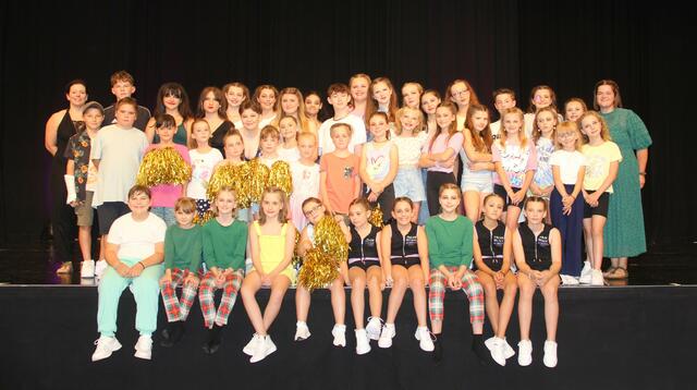 Nikola Krumpholz (ganz links) und Chiara Pichorner (ganz rechts) mit ihren Schützlingen bei der großen Abschluss-Gala | Foto: Peter Pugganig