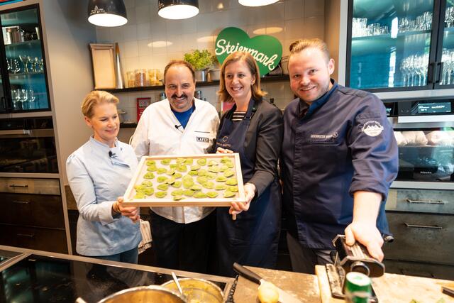 Kochkünste in grüner Herzform: Conny Poletto, Johann Lafer, Barbara Eibinger-Miedl, Richard Rauch. | Foto: Land Steiermark/Streibl