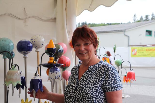 Edle Keramik für Haus und Garten stellt Anna Erlacher in Handarbeit her. | Foto: Edith Ertl