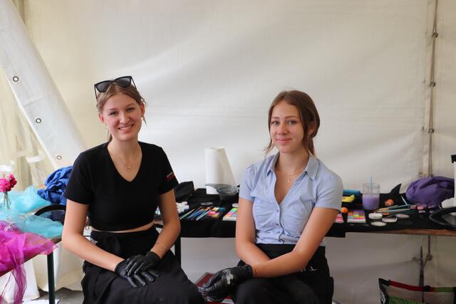 Valentina und Anna hatten eine gute Hand beim Kinderschminken.  | Foto: Edith Ertl