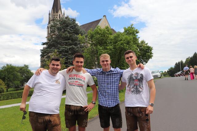 Michael, Florian, Stefan und Flo gehen zum Aufbartholomäern, weil man dort viele Bekannte trifft und die örtlichen Vereine unterstützen will.  | Foto: Edith Ertl