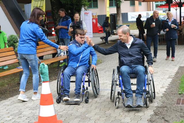 Zum 40. Jubiläum des Behindertensportvereins setzten sich Bürgermeister für die Gaudi-Olympiade in den Rollstuhl. Das Ergebnis war jede Menge Spaß.
im Bild Bürgermeister Thomas Oberreiter mit seinem Teamkollegen.