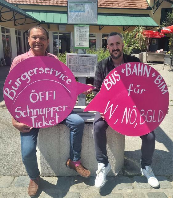Die Pinkafelder NEOS-Gemeinderäte Edi Posch und Thomas Mantsch initiierten den Ankauf von zwei Öffi-Schnuppertickets (v.l.).
 | Foto: NEOS Pinkafeld