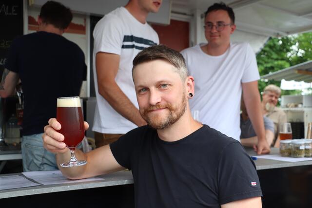 Was macht für Patrick Birnstingl ein gutes Bier aus: "Es muss mit Leidenschaft gebraut werden und die Qualität der Zutaten muss stimmen", sagt der 36jährige. Er gründete mit Gleichgesinnten den Hobby-Bierbrauverein und kreierte das Barthlmä-Bier.  | Foto: Edith Ertl