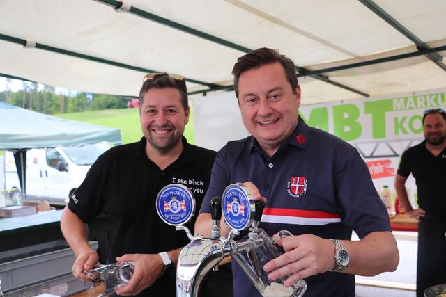 NAbg. Kurt Egger (re) und Thomas Rampitsch zapften für den Golfclub das Bier  | Foto: Edith Ertl