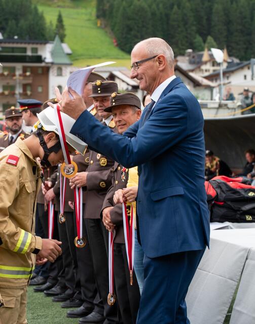 LH Anton Mattle überreichte den stolzen Feuerwehrjugendmitgliedern aus Volders die Siegermedaille des Tirol-Cups. | Foto: Anton Wegscheider