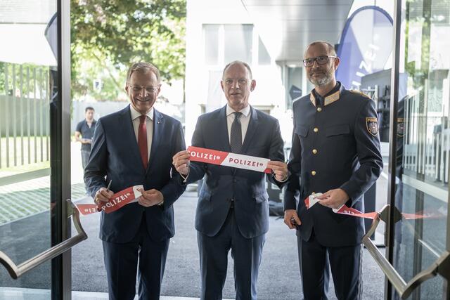 Gemeinsam mit Polizeidirektor Andreas Pilsl eröffneten Innenminister Gerhard Karner (ÖVP) und LH Thomas Stelzer (ÖVP)vergangenen Freitag das neu umgebaute Gebäude in der Gruberstraße 35. | Foto: Land OÖ/ Peter Mayr