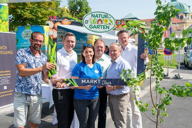 Biogärtner Karl Ploberger, Christoph Kaufmann, Prokuristin Sandra Pfister („Natur im Garten“), Josef Bauer jun. (Leiter der Stiftsgärtnerei), Leopold Spitzbart und Stefan Schmuckenschlager  freuten sich über viele positive Begegnungen und Gespräche rund ums ökologische Gärtnern mit „Natur im Garten“. | Foto: „Natur im Garten“ / J. Ehn