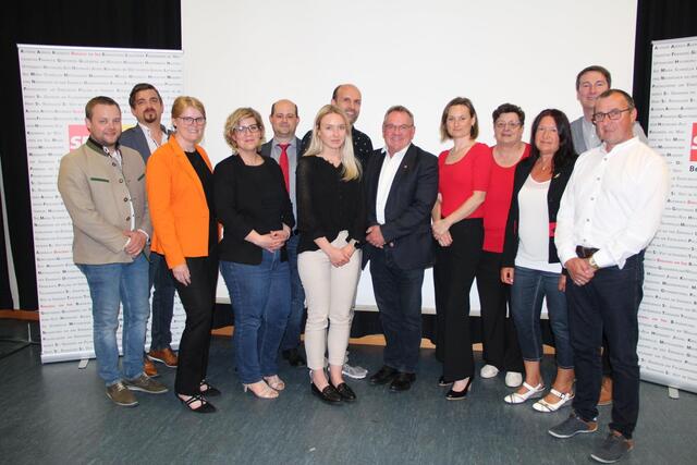 Üben Kritik am Maßnahmenpaket zum "Kinderland Nr.1" in OÖ: Ines Emersberger von der Jungen Generation (6. v. li.) sowie Martina Schäfer von den SPÖ-Frauen des Bezirks Braunau (4. v. li.) mit SPÖ-Bezirksvorsitzender Gabriele Knauseder (3. v. li.) und SPÖ-Bezirksfrauenvorsitzender Isabella Pötzelsberger (9. v. li.). | Foto: JG Bezirk Braunau