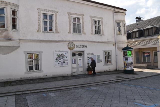 Kustos Franz Handl auf dem Weg ins Scheibbser Schützenscheibenmuseum, das mehr als 200 Exponate beherbergt.
