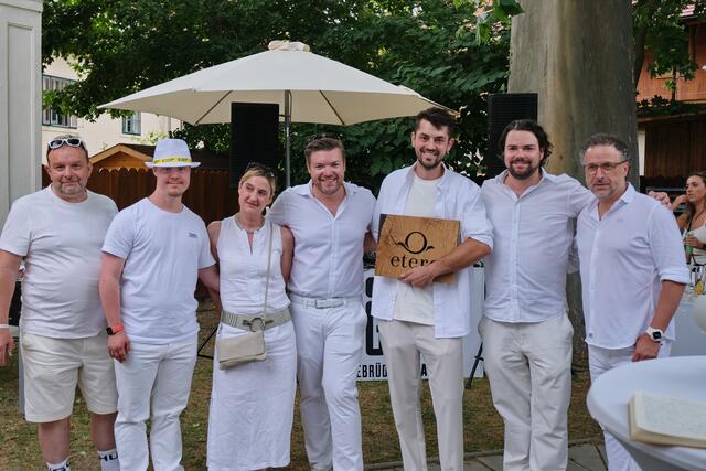 Monika Waidhofer (3.v.l.) konnte sich über eine großzügige Spende freuen – weiters zu sehen - Michael Bör (l.) Clemens Riha, etero-Geschäftsführer Markus Karner, Bernhard Riha und Dieter Neubauer. | Foto: Claudia Reisinger