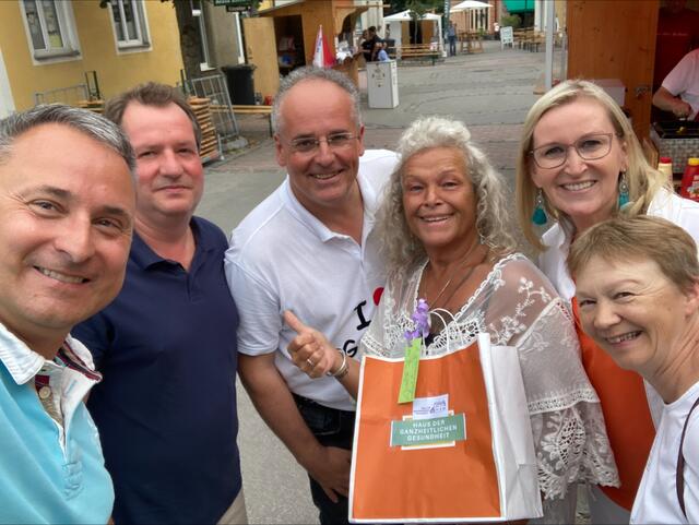 Christine Schmirl spendete zwei 500 Euro Gutscheine für ihr Haus der ganzheitlichen Gesundheit für die Tombola | Foto: Marktgemeinde Gablitz