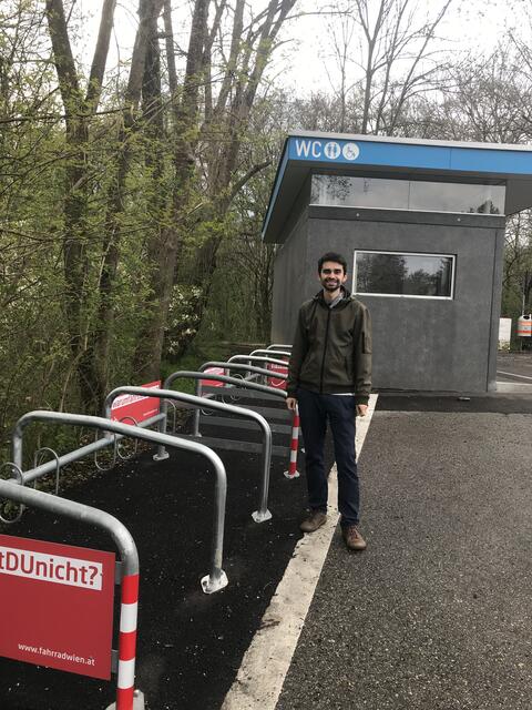 Christopher Hetfleisch (Grüne) neben Fahrradbügeln am Lainzer Tor im Jahr 2021. Seitdem seien kaum neue Radabstellplätze errichtet worden.  | Foto: Grüne Hietzing