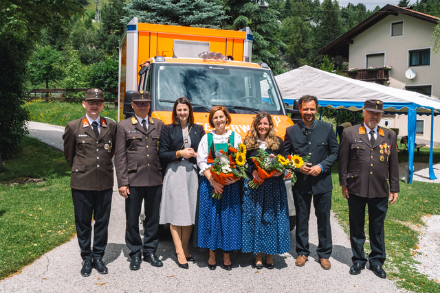 Das neue Fahrzeug mit Feuerwehr- sowie PV- und Gemeindevertretern und den Patinnen.
