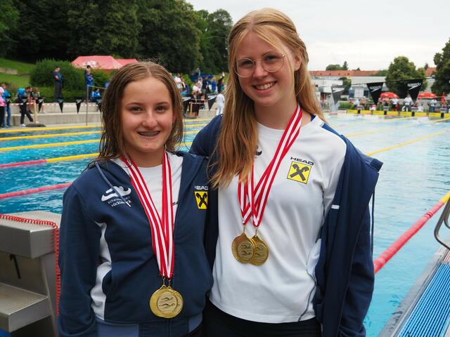 Die beiden SVV-Landesmeisterinnen in der Allgemeinen Klasse, Pia Part (100 m Rücken) und Marie Sophie Marschall (200 m Schmetterling)
