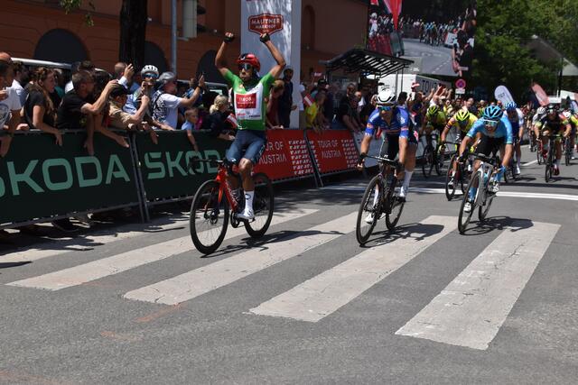 Vor der Hofburg in Innsbruck kam es zum Zielsprint: Der Ineos Grenadiers-Profi Jhonatan Narvaez setzt sich klar gegen Javier Serrano von Eolo-Kometa und Marco Tizza (BINGOAL WB) durch.